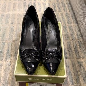 Naturalizer Women's Navy Heels with Bow Accent